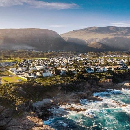 Wild Waters At Kraal Rock On The Cliffs In Hermanus Exterior foto