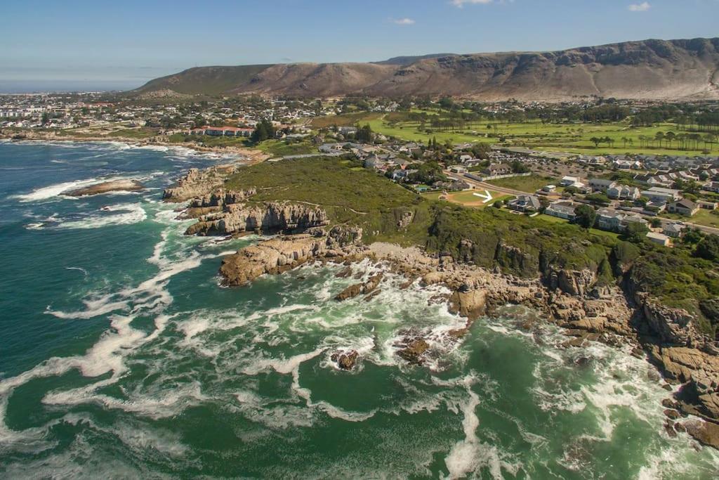 Wild Waters At Kraal Rock On The Cliffs In Hermanus Exterior foto